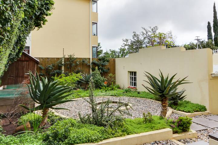 Light and tranquil, 3-bed apartment in Oranjezicht gallery image 2