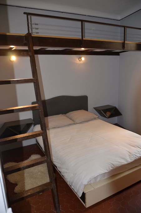 Second bedroom with one doublebed and one mezzanine up the bed Chambre double n°2 avec mezzanine