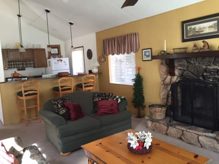 Obývacia izba s 3 pohovkami, raňajkový bar so stoličkami. Máme skvelý krb, inteligentný televízor, (internetový) DVD prehrávač, spoločenské hry atď.