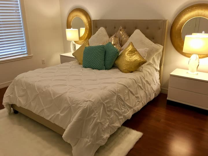 Camera da letto al piano superiore con bagno completo e letto matrimoniale.