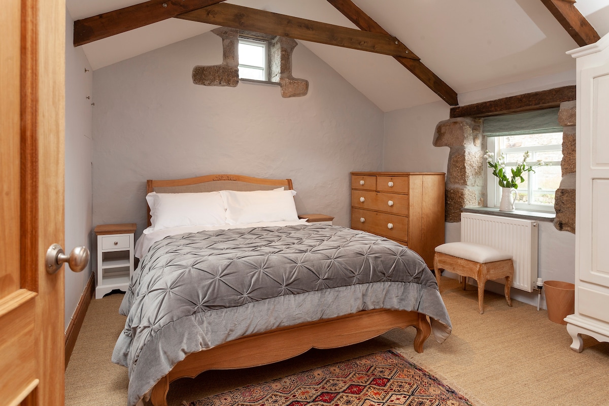 חדר שינה ראשי עם מקלחת צמודה