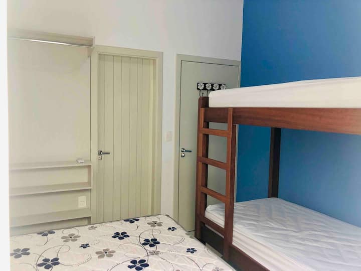 Chumba kilicho na kitanda 1 cha watu wawili + kitanda cha ghorofa + bafu.