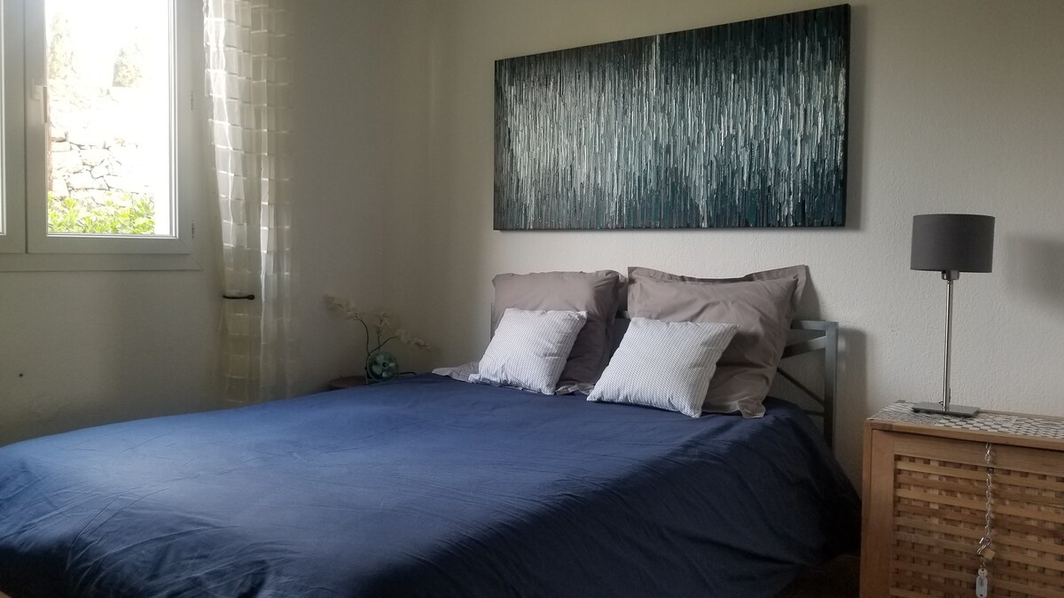 ¡El dormitorio para adultos y su cama de 140 x 190, también contienen un vestidor para guardar todas tus pertenencias!