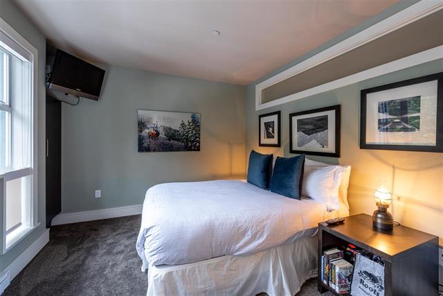 #4 bedroom. King size bed or two twin beds? Please let us know the bed pattern when you book our home, so we can adjust before you arrive.  Share bathroom with the 3rd bedroom. 