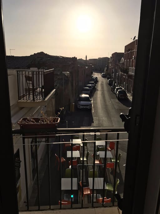 balcone sulla strada principale
