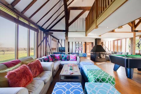 Luxury, Countryside barn conversion with hot tub