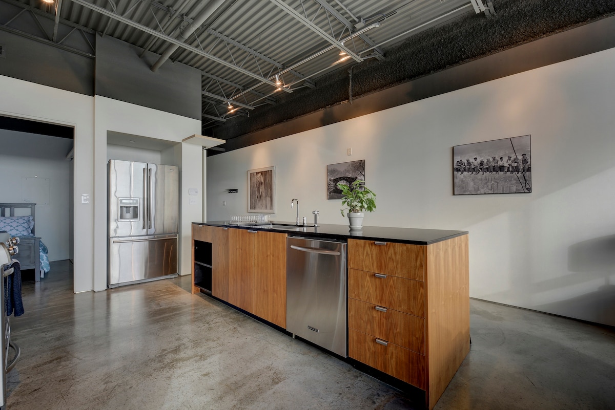 Stay on 6th Street | Walk to Convention Center