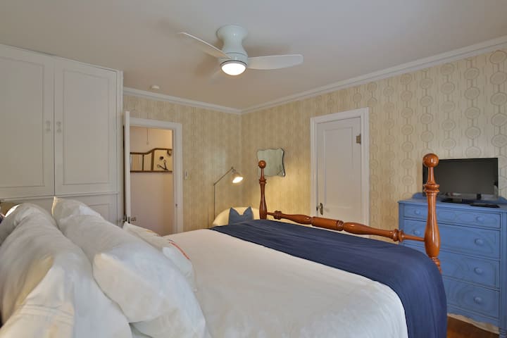 Dormitorio doble tamaño queen.