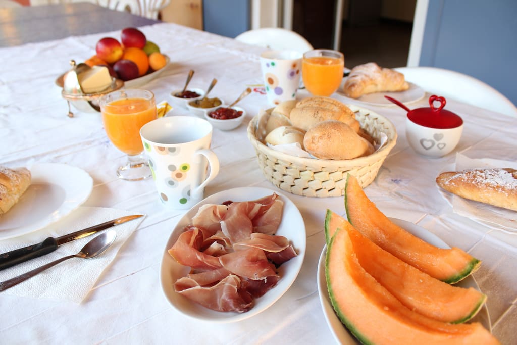 Un bon petit déjeuner de produits frais pour bien commencer la journée