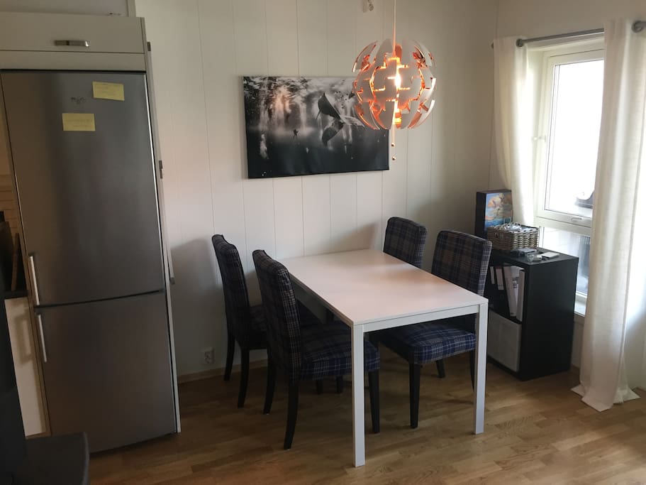 Rest of the livingroom, a small diningtable for u to four persons.