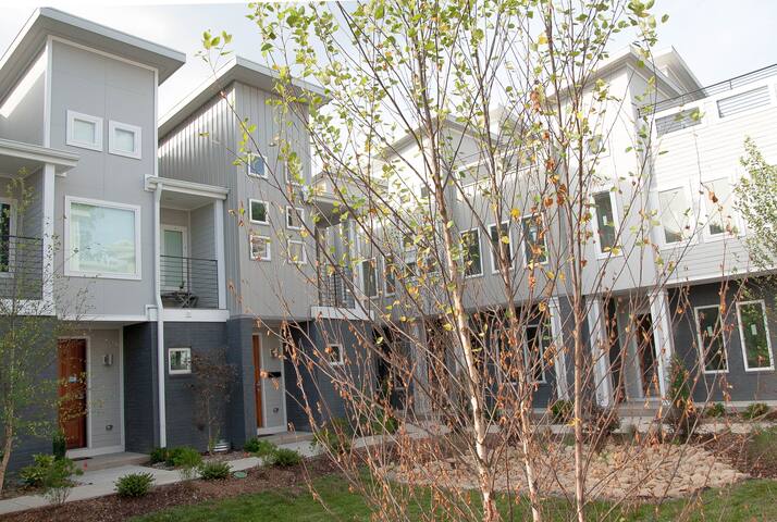 Modern 4 units 2 min to DT, 2 Rooftops, Garage gallery image 3