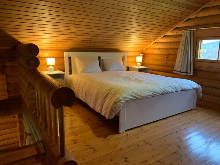 Mezzanine (2ème étage du chalet, sous le toit, ouverte sur le salon, lit non visible depuis le salon) avec lit double (160 cm) 