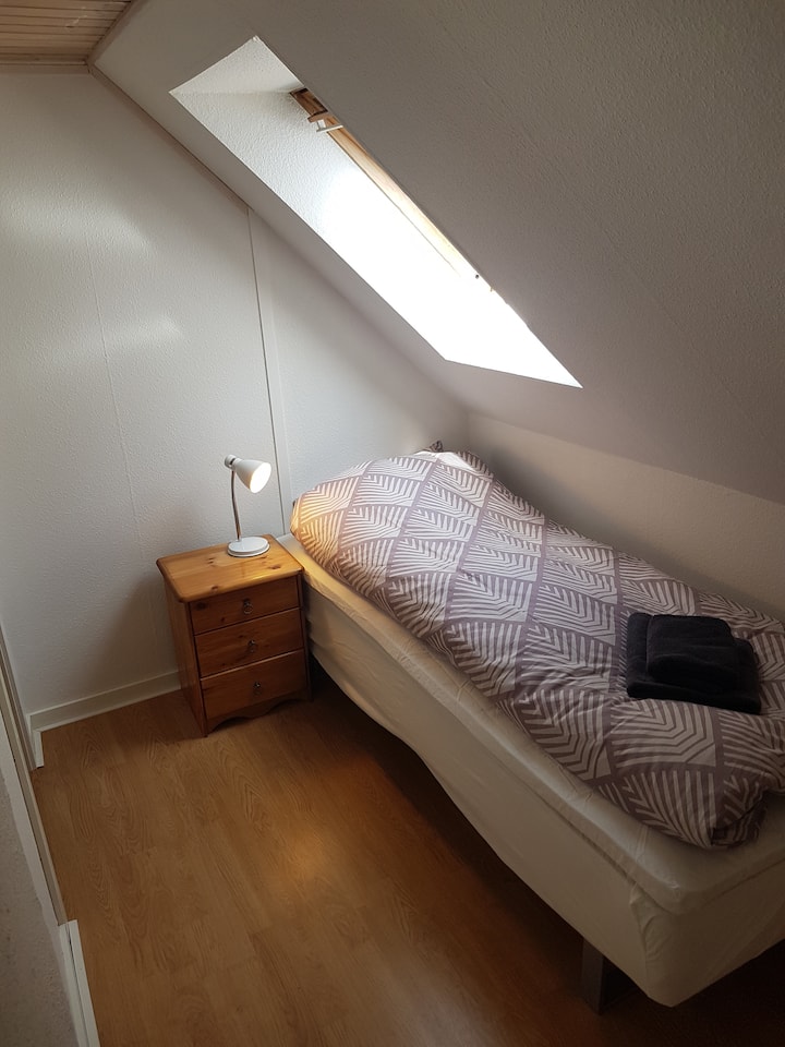 חדר שינה יחיד בקומה העליונה
