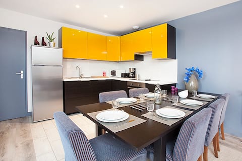 2 Independent Apartments (130 m²) – Metro Line 7