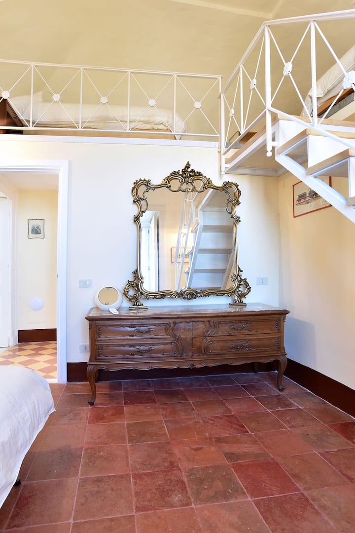 غرفة نوم مع شقة علوية وأسرّة فردية