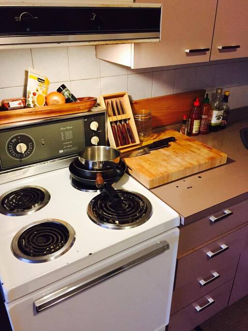 équipement récent et complet de cuisine: micro-onde, casserole-couteau à steak, planche à découper- Wok à sauter, plaque à cuisson pour four, pôele à crêpes, pôele de base, égouttoir à pâte en acier inoxydable, moule à tarte, moule à tartare, infuser à thé, presse fruit, épices de bases, ustencile, équipement complet : ouvre boite, batteur à oeuf, spatule,louche, etc...