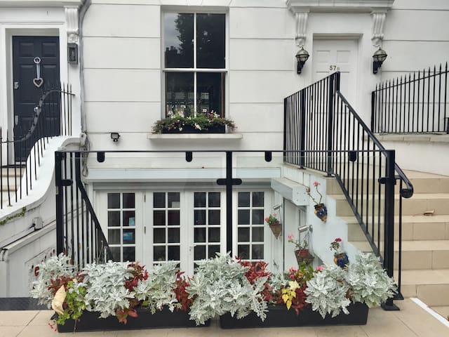 Elegant 3 bedroom Apartment in South Kensington gallery image 3