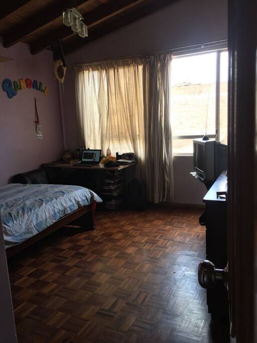 CUARTO#1 MATRIMONIAL CAMA DE 2 PLAZAS CON TV, ESCRITORIO, PEINADORA Y SILLÓN