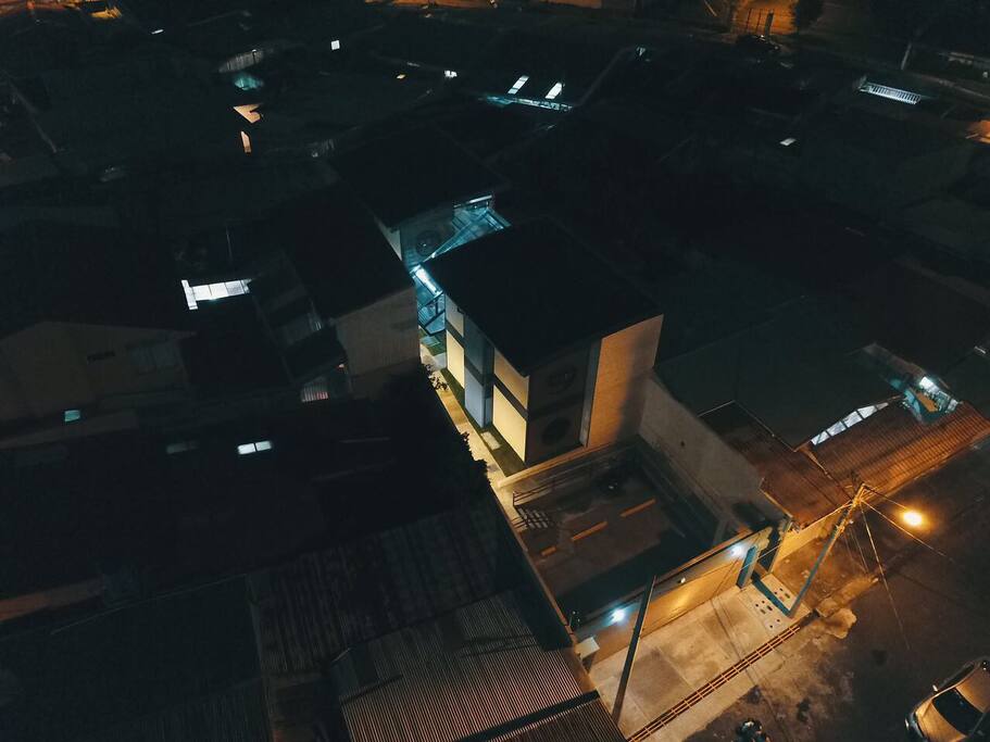 Vista aérea del condominio de apartamentos, y zonas comunes