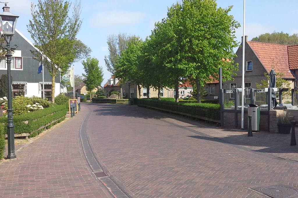 De dorpstraat van Buren