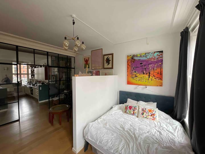 Obývacia izba/izba 1: Hlavná posteľ (200 x 220 cm od Auping). Ľavá strana je mäkká pre najmenšiu a pravú stranu je ťažká pre najvyššiu. 