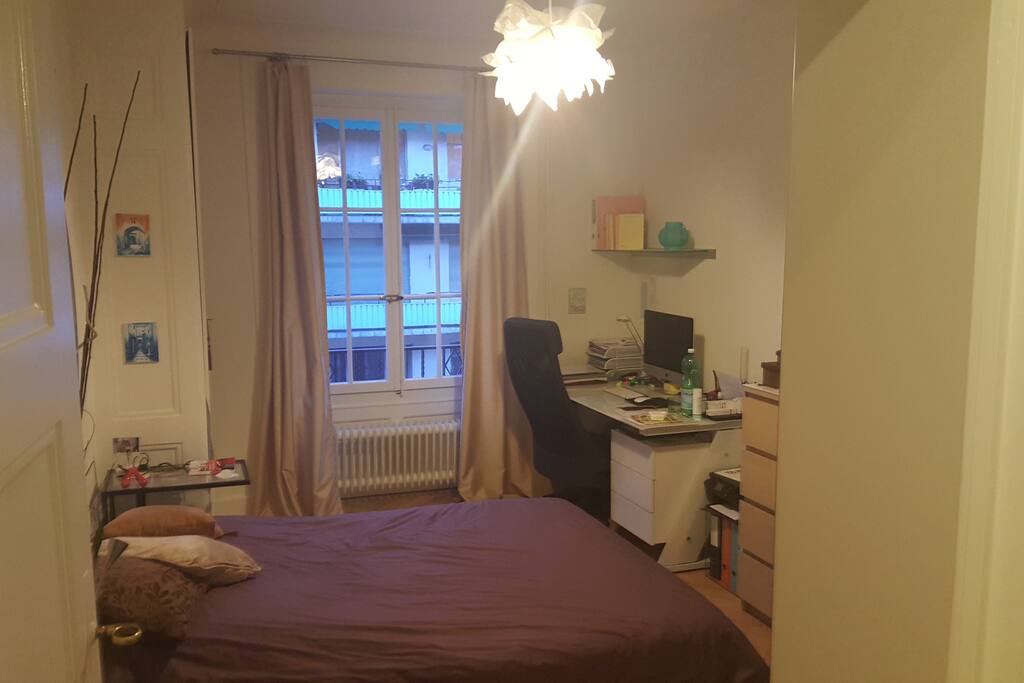 Chambre avec bureau , et deux grandes armoires