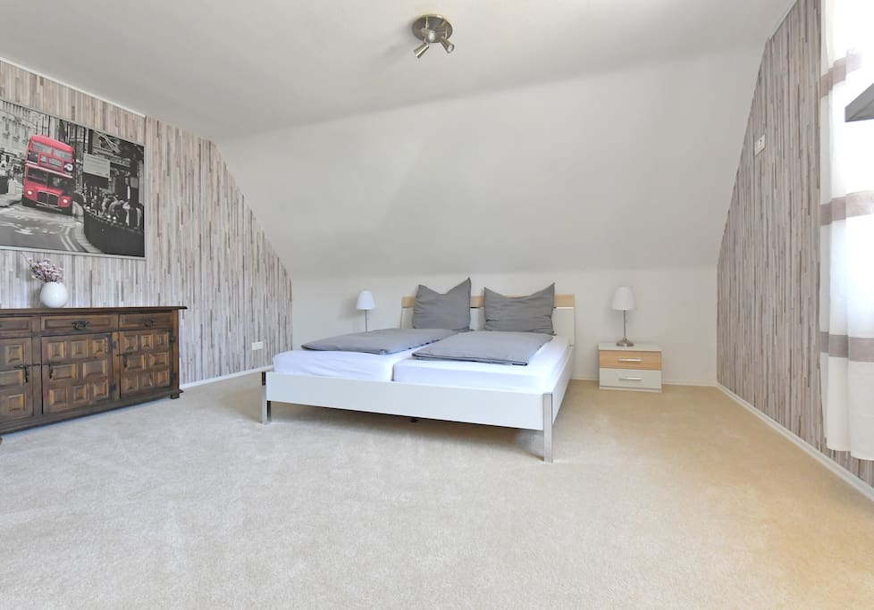 Schlafzimmer 1