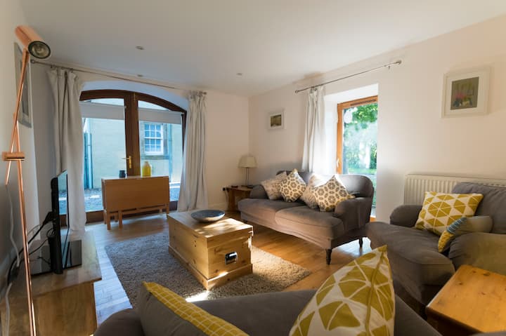 Converted coach house with parking in Pittenweem