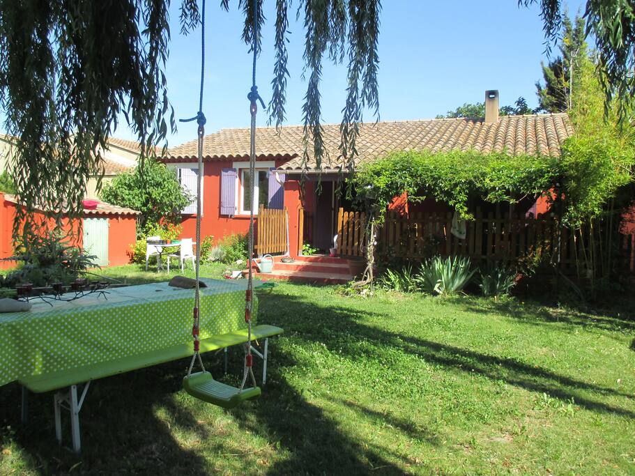 Le jardin, plein sud, clos sans vis-a-vis ombré d'un grand saule avec ses transats, sa cabane, trampoline...