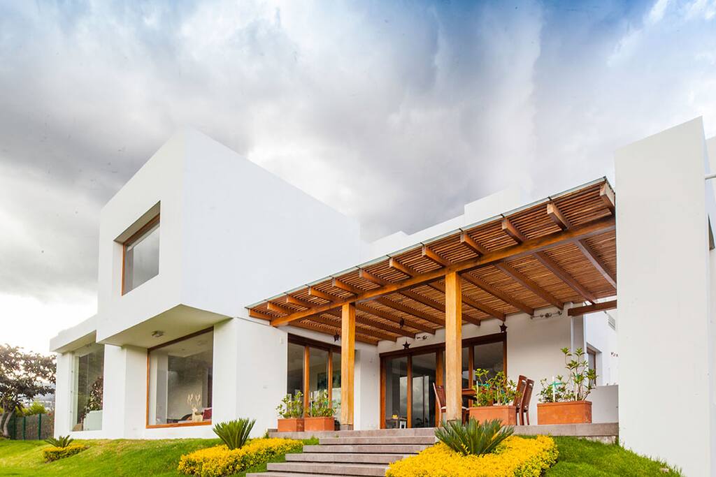 amplio jardin con vista al rio
