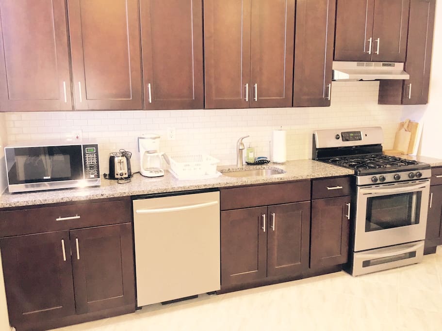 Kitchen with Dishwasher, stove, refrigerato, microwave, toaster, coffee machine/ Cucina con lavastoviglie, frigo, stufa, forno micro-onde, tostapane e macchina per caffe'