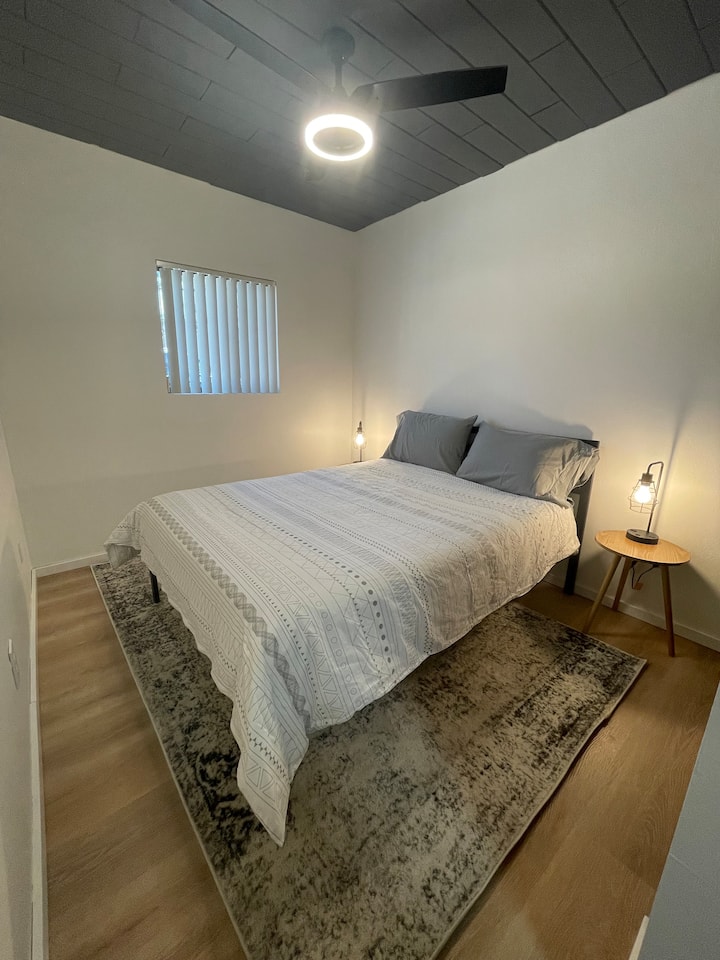 سرير بمقاس كبير بغرفة
نوم