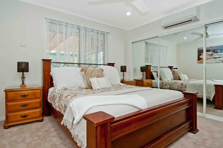 Glavna spavaća soba s bračnim krevetom i klima-uređajem