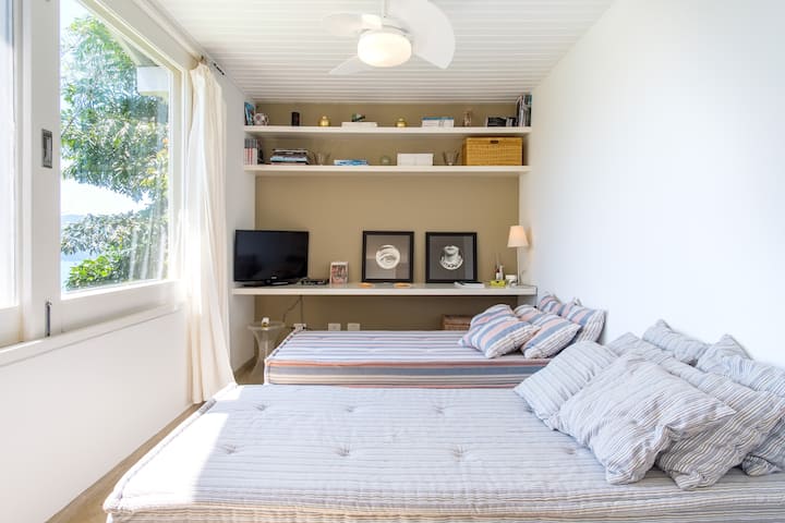 Единечна спална соба