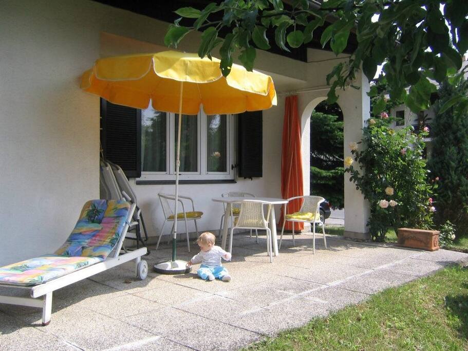 Terrasse mit kleinem garten rund ums Haus