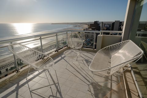 Luxury central top floor with the best 360 view!!!