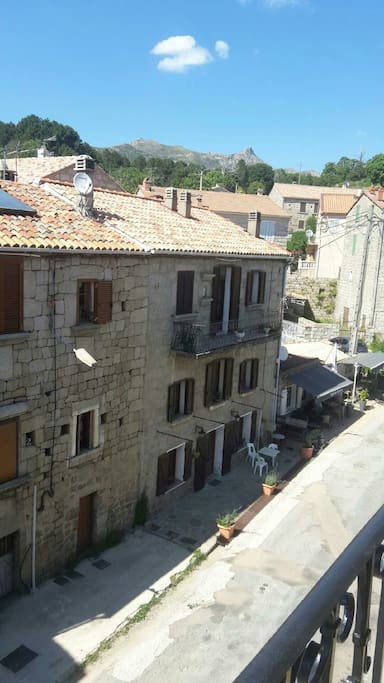 la rue principale du village