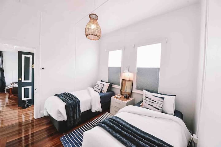 ห้อง Nautical มีเตียงเดี่ยว 2 เตียง มีประตูติดกับห้อง Pier View   