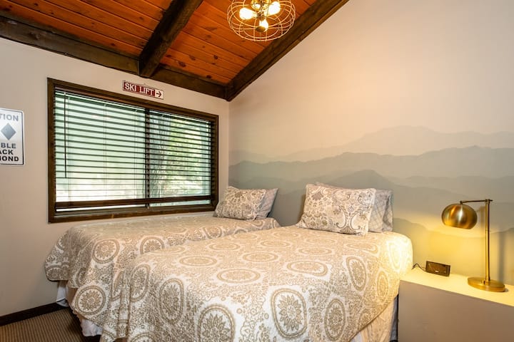 ห้องนอนชั้นบนมีเตียงแฝดสองหลังที่สามารถเปลี่ยนเป็นเตียงคิงไซส์