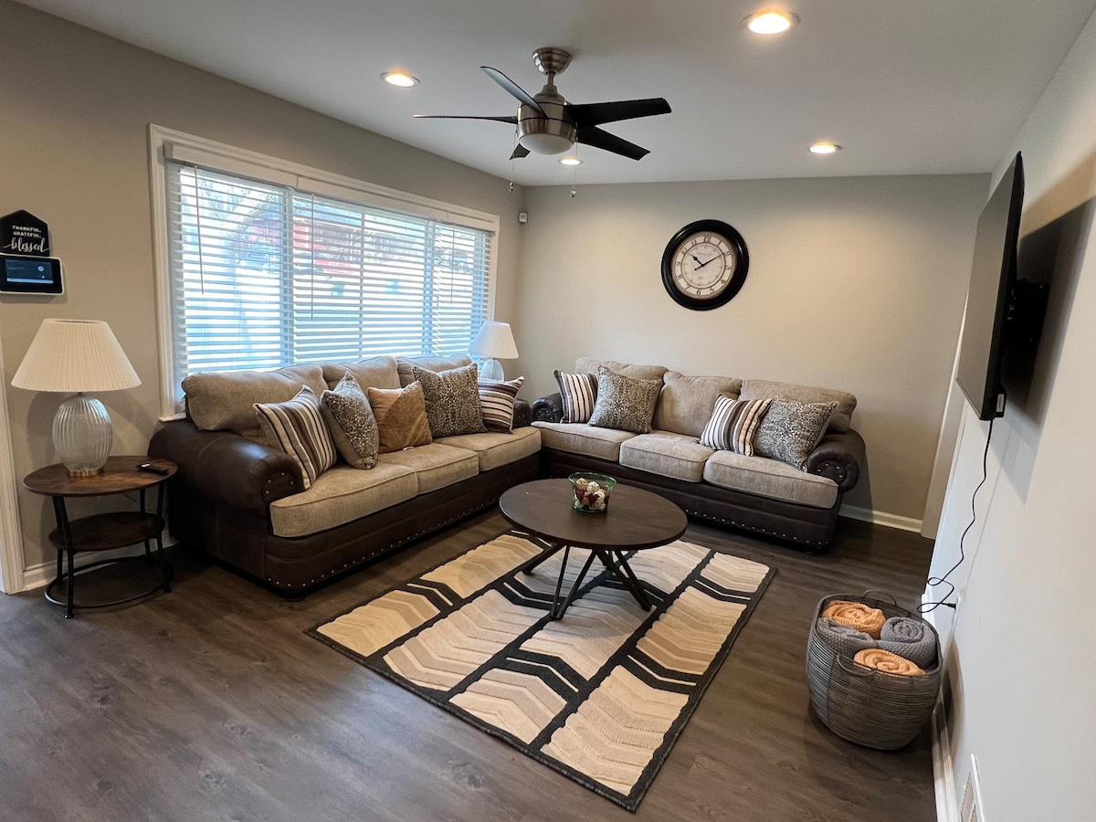 家庭房配有舒适的沙发，配备50英寸电视，可俯瞰前院。 门旁边的墙上装有报警面板。 