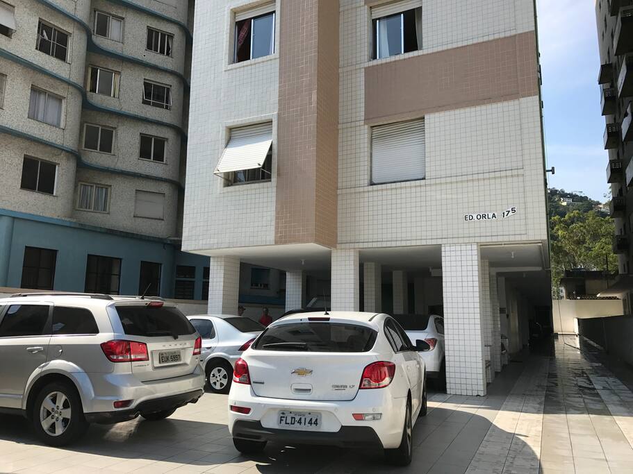 Fachada e garagem