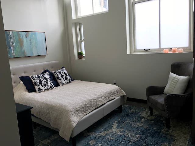 Modern Downtown- Private Apartment