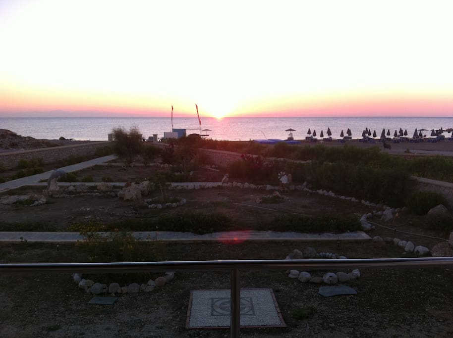 Le soleil se lève devant la maison un spectacle unique et époustouflant