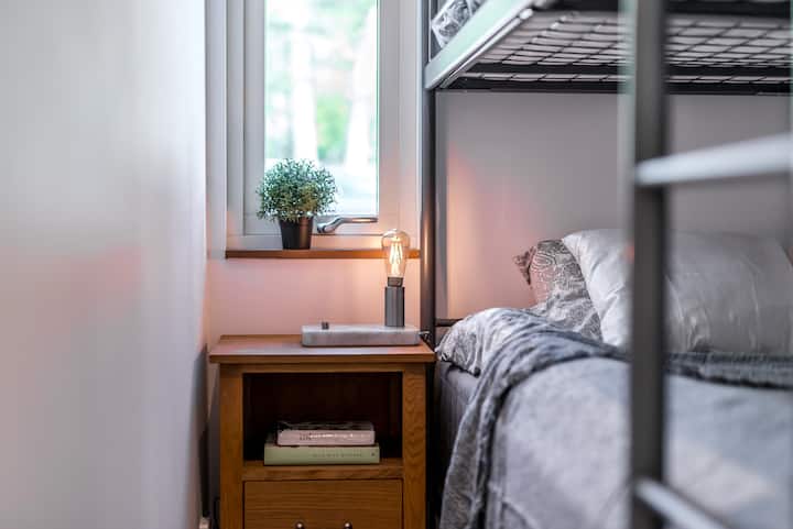 mmoja analala mwingine anasoma.