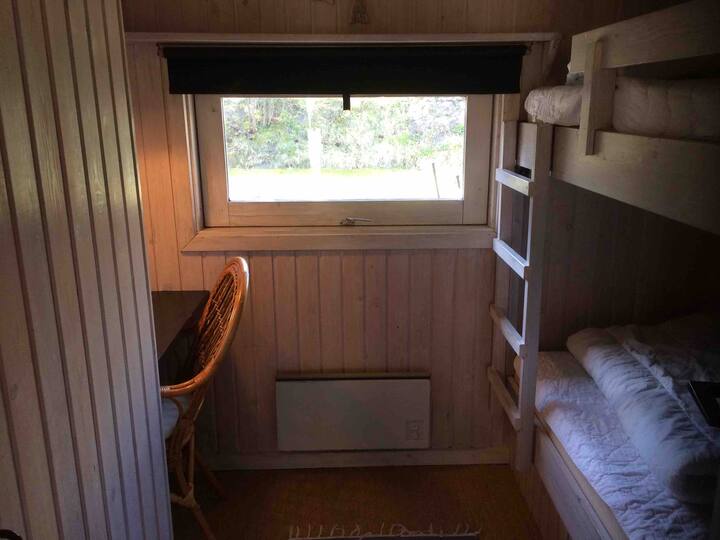Poschodová izba:
1 poschodová posteľ 70 cm x 209 cm.
Vstavaná skriňa.