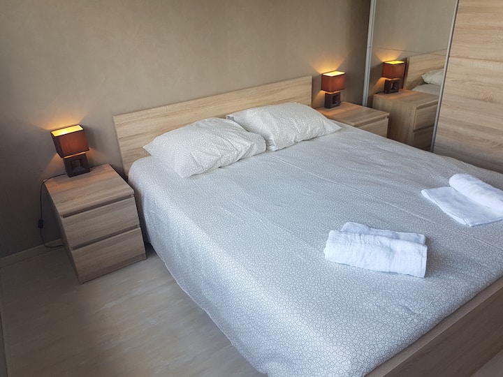 غرفة نوم 1 مع سرير مزدوج من 160 وخزانة ملابس كبيرة