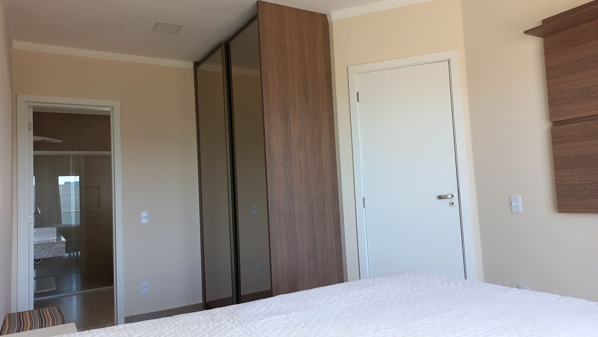 Dormitorio 1: suite con balcón y vistas al mar.