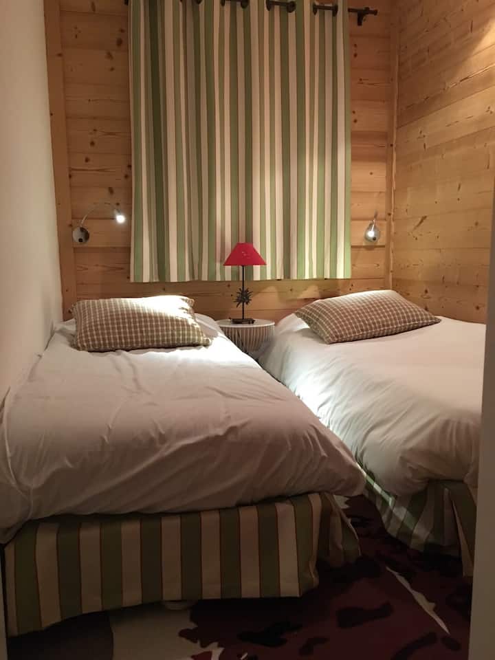 chumba cha kulala kwenye ghorofa kuu chenye vitanda 2 vya mtu mmoja ambavyo vinaweza kuunganishwa tena