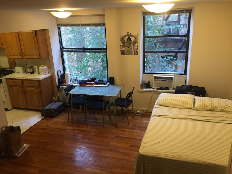 Just the common area. Kitchen to the left.