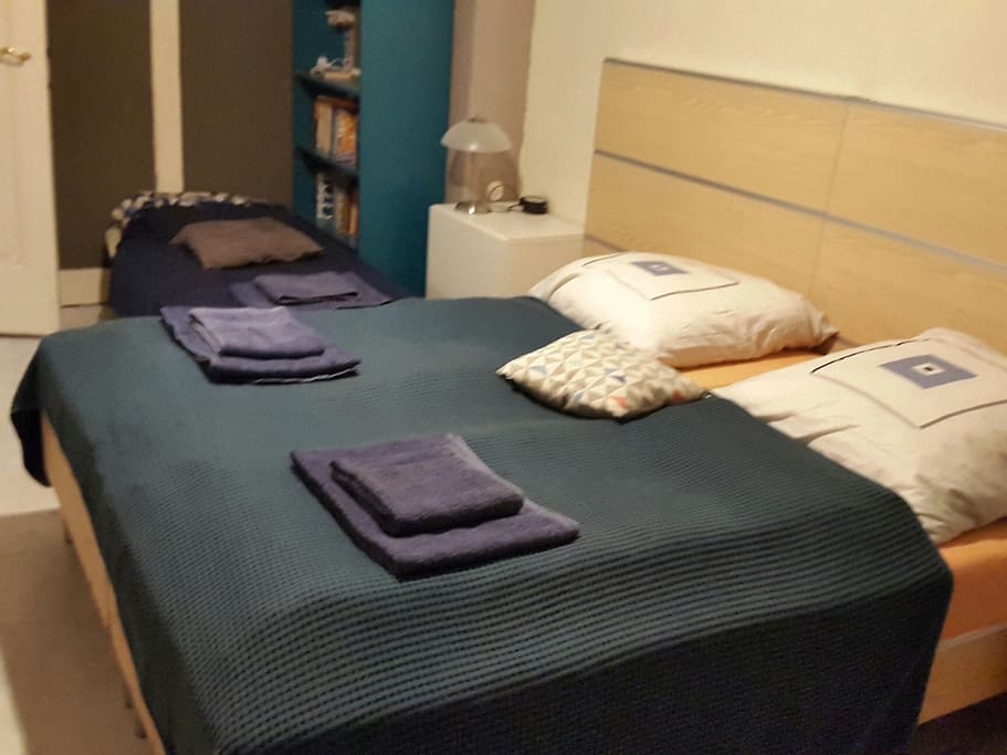 Bedroom in a three-guest-arangement.